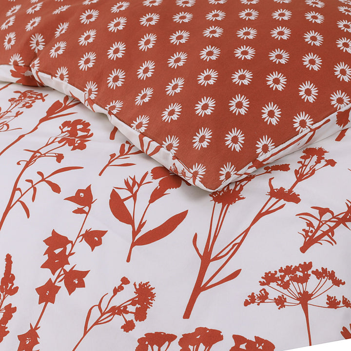 Complete bedding set with rustic floral design