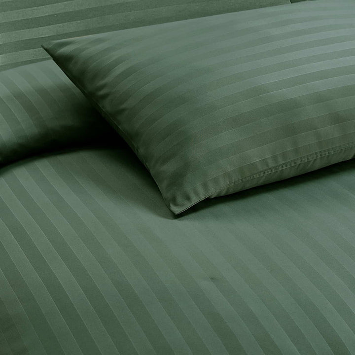 Green bedding set with pillowcases included