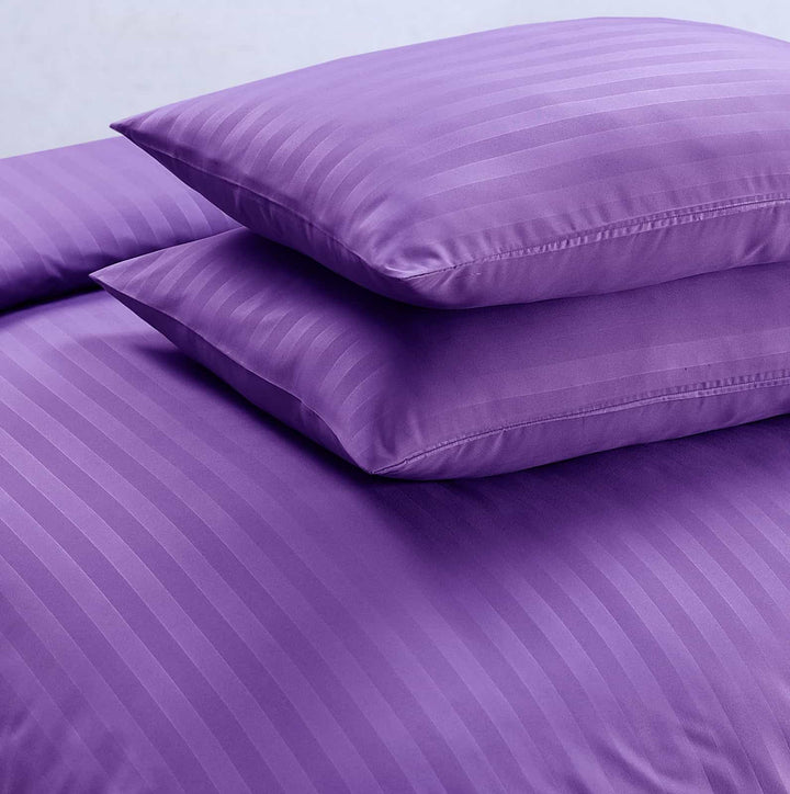 Purple bedding set with duvet and pillowcases